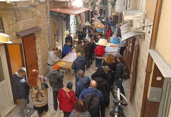 Le pastaie di Bari vecchia, che ogni giorno espongono e vendono in strada le orecchiette fatte in casa, sono in sciopero, 16 novembre 2024. Si tratta di una forma di protesta contro i sospetti che la tipica pasta barese non sia davvero fresca ma comprata e spacciata ai turisti come fatta a mano. A sollevare i dubbi, oltre ad alcuni food influencer sui social, sono stati alcuni servizi giornalistici, che hanno parlato anche di scarse condizioni igieniche nella conservazione dei cibi in ristoranti improvvisati in case private, scatenato qualche reazione violenta delle signore e dei loro parenti. ANSA/ DONATO FASANO