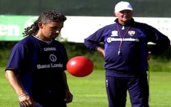 Carlo Mazzone osserva Roberto Baggio mentre si allena a Vipiteno, in una immagine del 23 luglio 2001.
ANSA/ALABISO
