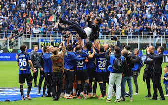 MILAN, ITALY - APRIL 28: Simone Inzaghi Head coach of FC Internazionale celebrates the victory of the Italian Championship at end of the Serie A TIM match between FC Internazionale and Torino FC at Stadio Giuseppe Meazza on April 28, 2024 in Milan, Italy. (Photo by Giuseppe Cottini/Getty Images)