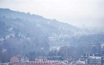 La coltre di smog su Torino dalla Mole Antonelliana, la mattina del 10 febbraio 2022 ANSA/JESSICA PASQUALON