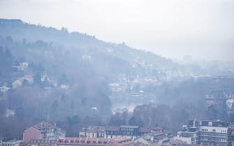 La coltre di smog su Torino dalla Mole Antonelliana, la mattina del 10 febbraio 2022 ANSA/JESSICA PASQUALON