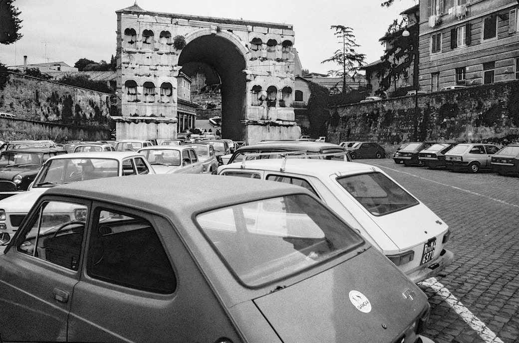Arco di Giano, Roma. Foto ©1972 Enrico Blasi. Stefano Ciavatta, Luca Galofaro (a cura di), Roma vietata. Viaggio nella città raggiungibile / Journey into the reachable city, Humboldt Books, Milano 2026