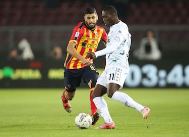US Lecce's Hamza Rafia (L) and FC Empoli's Gyasi Emmanuel (R) in action during the Italian Serie A soccer match US Lecce - Empoli FC at the Via del Mare stadium in Lecce, Italy, 8 novemberr 2024. ANSA/ABBONDANZA SCURO LEZZI