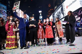 In una New York semi deserta la tradizionale cerimonia del Ball Drop, la discesa della gigantesca sfera di cristallo a Times Square allo scoccare della mezzanotte, è stata riservata solo a 15mila persone