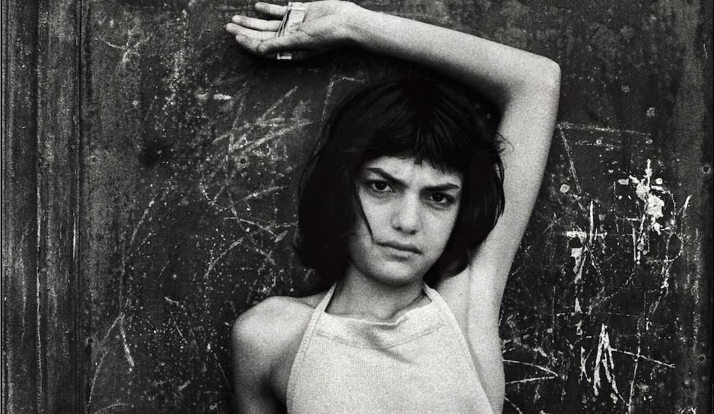 Quartiere_Cala._La_bambina_con_il_pallone._Palermo_1980_(c)_Archivio_Letizia_Battaglia_(1)_(1).jpeg