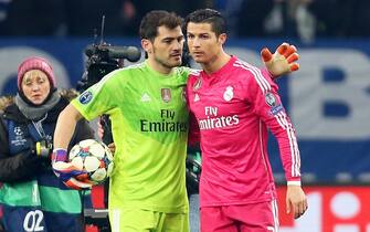 epa04626315 Real Madrid's Cristiano Ronaldo (R) celebrates with goalkeeper Iker Casillas (C) after the UEFA Champions League Round of 16, first leg soccer match between FC Schalke 04 and Real Madrid in Gelsenkirchen, Germany, 18 February 2015. Real Madrid won 2-0.  EPA/FRISO GENTSCH