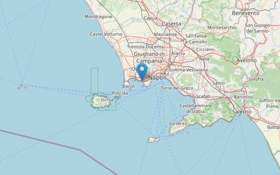 campi flegrei scossa di terremoto gente in strada a napoli