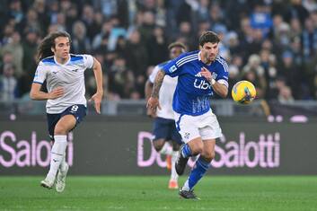 Matteo Guendouzi of Lazio (L) and Patrick Cutrone of Como (R) in action during the Italian Serie A soccer match SS Lazio vs Como 1907 at Olimpico stadium in Rome, Italy, 10 January 2025. ANSA/ALESSANDRO DI MEO