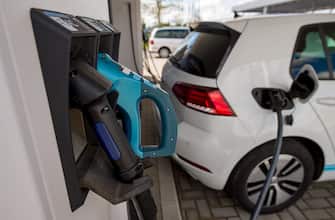 Un'auto elettrica mentre viene ricaricata