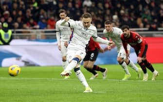 Atalanta's Teun Koopmeiners scores on penalty goal of 1 to 1 during the Italian serie A soccer match between AC Milan and Atalanta at Giuseppe Meazza stadium in Milan,  25 February 2024.
ANSA / MATTEO BAZZI