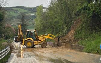 Frane e smottamenti, anche di grandi dimensioni, lungo tratti di strade provinciali nell'Astigiano dopo le intense precipitazioni delle ultime quarantott'ore, 18 aprile 2025.
ANSA/ UFFICIO STAMPA/ PROVINCIA DI ASTI 
+++ ANSA PROVIDES ACCESS TO THIS HANDOUT PHOTO TO BE USED SOLELY TO ILLUSTRATE   NEWS REPORTING OR COMMENTARY ON THE FACTS OR EVENTS DEPICTED IN THIS IMAGE; NO  ARCHIVING; NO LICENSING +++ NPK +++