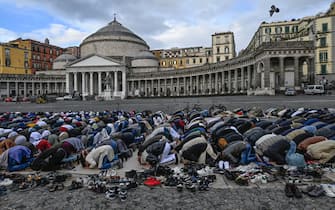 Preghiera di fine Ramadan in piazza Plebiscito celebrata da una delle comunita' islamiche di  Napoli  marzo 2025
ANSA / CIRO FUSCO