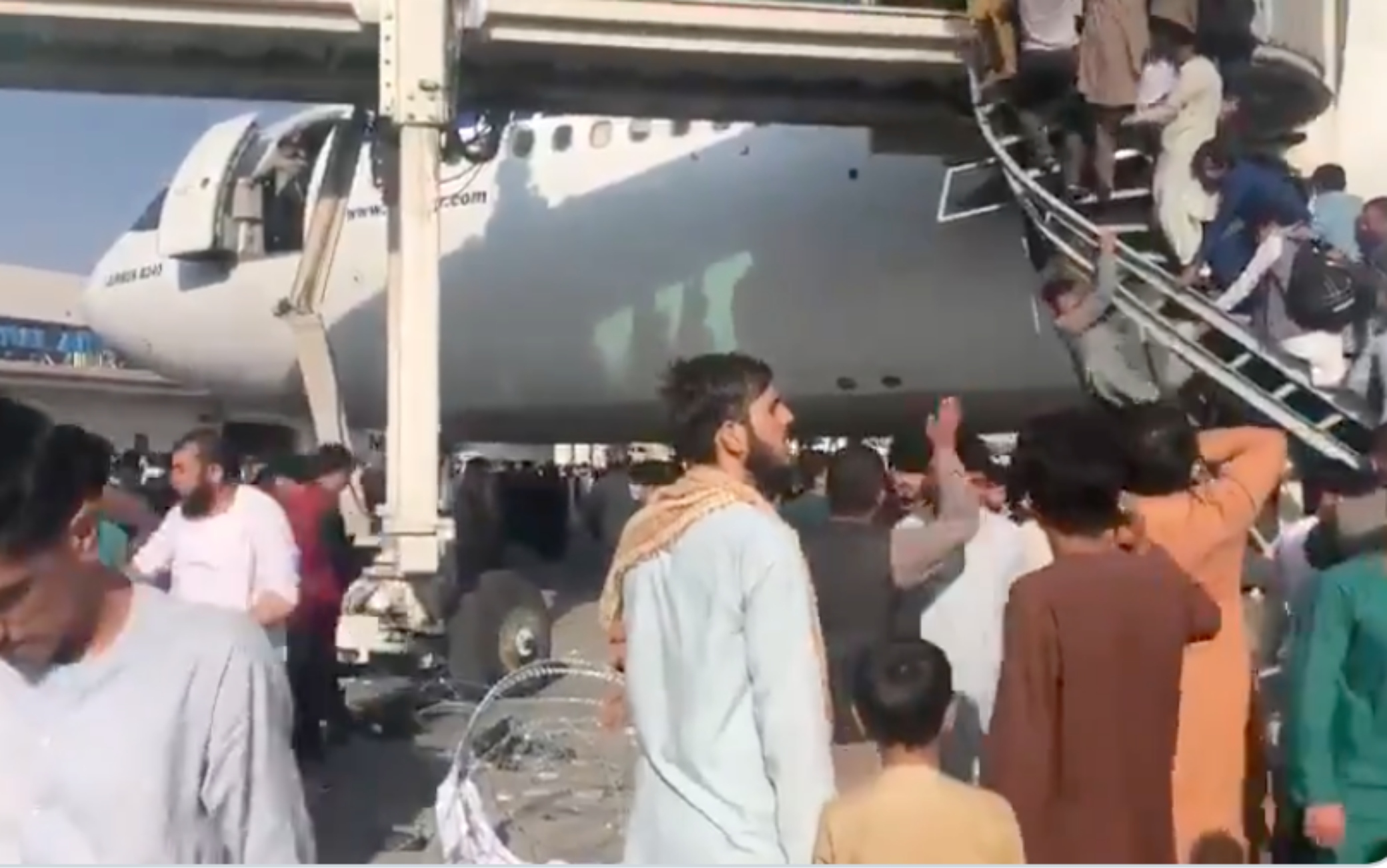 Afghanistan, cittadini in fuga dai talebani all'aeroporto