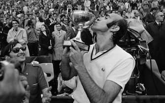 Spanish Andres Gimeno kisses his trophy after winning the French Tennis Open in Paris beating Patrick Proisy 19 May 1972. (Photo by - / AFP)        (Photo credit should read -/AFP via Getty Images)