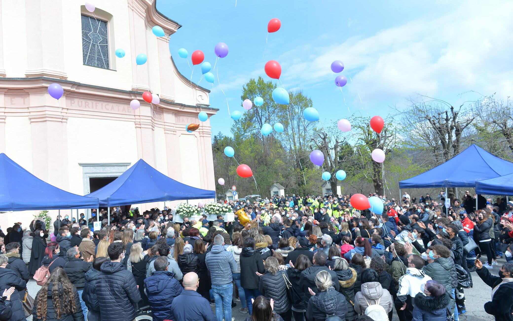 Messaggi d'amore per ricordare Alessio e Giada Rossin, 7 e 13 anni, uccisi dal loro padre una settimana fa, sono stati letti all'apertura delle celebrazioni dei loro funerali, questa mattina a Mesenzana (Varese), dove
centinaia di persone hanno affollato il piazzale della chiesa. Grande silenzio al passaggio delle due barre bianche, sommerse di fiori gialli, seguite dalla mamma dei piccoli, Luana, e dai suoi familiari. ANSA/AGENZIA BLITZ VARESE