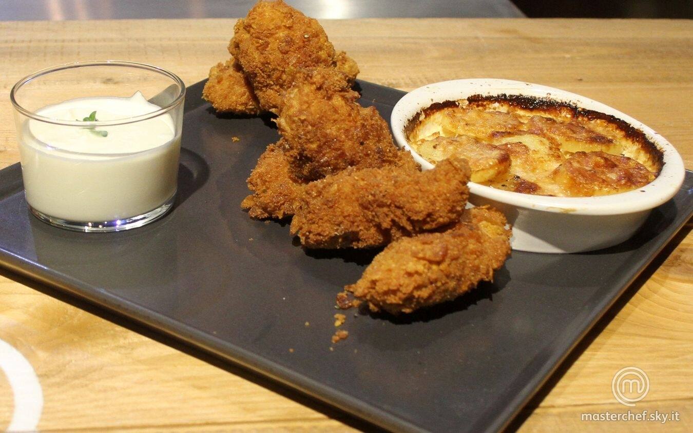 Pollo fritto con patate al forno e panna acida