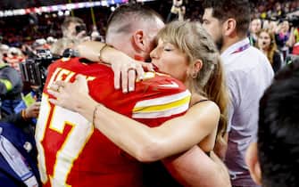 epa11146653 Kansas City Chiefs tight end Travis Kelce (L) embraces US singer Taylor Swift following the Chiefs victory over the 49ers in the overtime of Super Bowl LVIII between the Kansas City Chiefs and the San Fransisco 49ers at Allegiant Stadium in Las Vegas, Nevada, USA, 11 February 2024. The Super Bowl is the annual championship game of the NFL between the AFC Champion and the NFC Champion and has been held every year since 1967.  EPA/JOHN G. MABANGLO