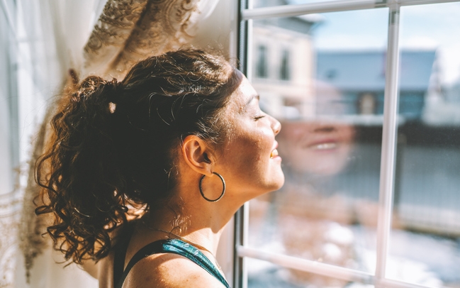 Frasi San Valentino Woman enjoying the sunshine during the break between exercises