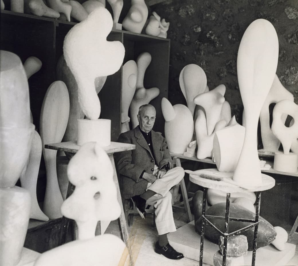 Hans_Arp_in_Clamart_1957_Photo_André_Villiers_Archiv_Stiftung_Arp_e._V._Berlin.jpg