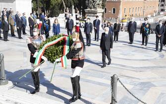 Festa della Repubblica, Sergio Mattarella rende omaggio al Milit