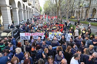 Migliaia in piazza a Torino per chiedere il rilancio dell'automotive e di Mirafiori, 12 aprile 2024. ANSA/ ALESSANDRO DI MARCO