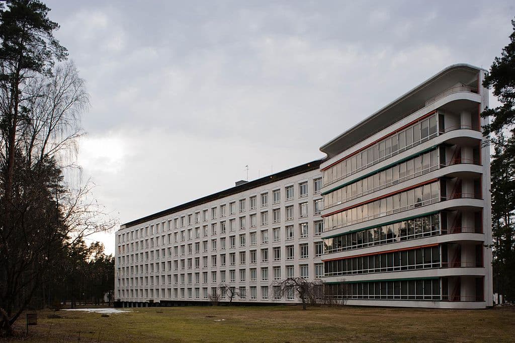 Sanatorio-di-Paimio-by-Alvar-Aalto-in-Finlandia.jpg