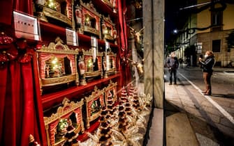 Coronavirus, vetrine dei negozi e luminarie natalizie nel centro di Milano durante la pandemia