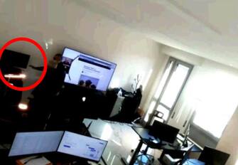 Nunzio Samuele Calamucci mostra a Carmine Gallo il computer che si connette al CED mediante una linea dati via filo in un'immagine tratta dall'ordinanza e scattata a fabbraio 2023. ANSA