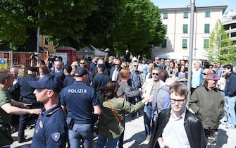 5mag2023 MASSA - Giuseppe Conte aggredito dal novax Guido Milani subito arrestato. La protesta dei 5 stelle presenti in piazza (Massa - 2023-05-05, Claudio Cuffaro) p.s. la foto e' utilizzabile nel rispetto del contesto in cui e' stata scattata, e senza intento diffamatorio del decoro delle persone rappresentate