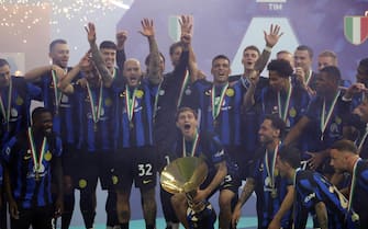 Inter’s players celelbarte the victory of the championship at the end of  the Italian serie A soccer match between Fc Inter  and Lazio  at  Giuseppe Meazza stadium in Milan, 19 May 2024.
ANSA / MATTEO BAZZI