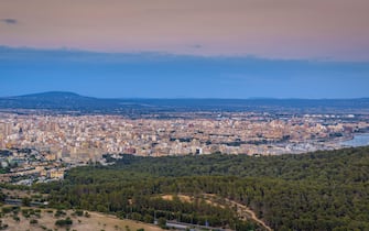 ENG: City of Palma de Mallorca at sunset, seen from the Na Burguesa viewpoint (Majorca, Balearic Islands, Spain) ESP: Ciudad de Palma de Mallorca al atardecer, visto desde el balcón de Na Burguesa (Mallorca, Islas Baleares, España) FR: Ville de Palma de Majorque au coucher du soleil, vue depuis le belvédère de Na Burguesa (Majorque, Iles Baléares, Espagne) CAT: Ciutat de Palma de Mallorca a la posta de Sol, vist des del balcó de Na Burguesa (Gènova, Mallorca, Illes Balears)