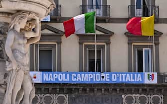 Lo striscione per celebrare la vittoria dello scudetto del Napoli affisso sulla facciata di palazzo San Giacomo sede storica del municipio, 5 maggio  2023,  ANSA / CIRO FUSCO
