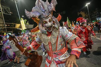 epa11104609 Artists participate in the inaugural carnival parade along Avenida 18 de Julio in Montevideo, Uruguay, 25 January 2024. Montevideo celebrates the return of its carnival with 38 artist groups, with the carnival season in Uruguay lasting for about 40 days.  EPA/Gaston Britos