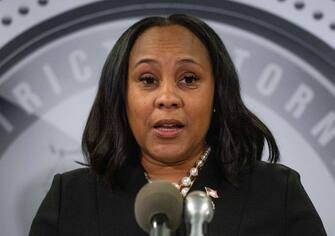 Fani Willis, la procuratrice dem afroamericana che ha ottenuto l’incriminazione di Donald Trump e di altri suoi 18 alleati per i tentativi di sovvertire il voto in Georgia nel 2020, è diventata bersaglio di un’ondata di offese razziste online dopo che il tycoon ha attaccato i suoi inquisitori usando la parola “riggers”
