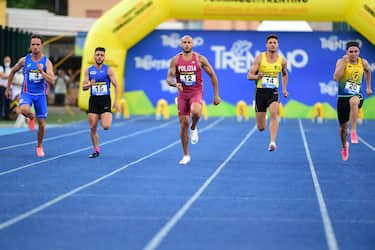 ROVERETO, ITALY - JUNE 26: (L) Samuele Ceccarelli, Antonio Moro, Marcell Lamont Jacobs, Matteo Mellezzo and Andrei Alexandru Zlatan compete during the final 100 meters men at the Italian Track & Field Championships at the Stadio Quercia on June 26, 2021 in Rovereto, Italy. (Photo by Pier Marco Tacca/Getty Images)