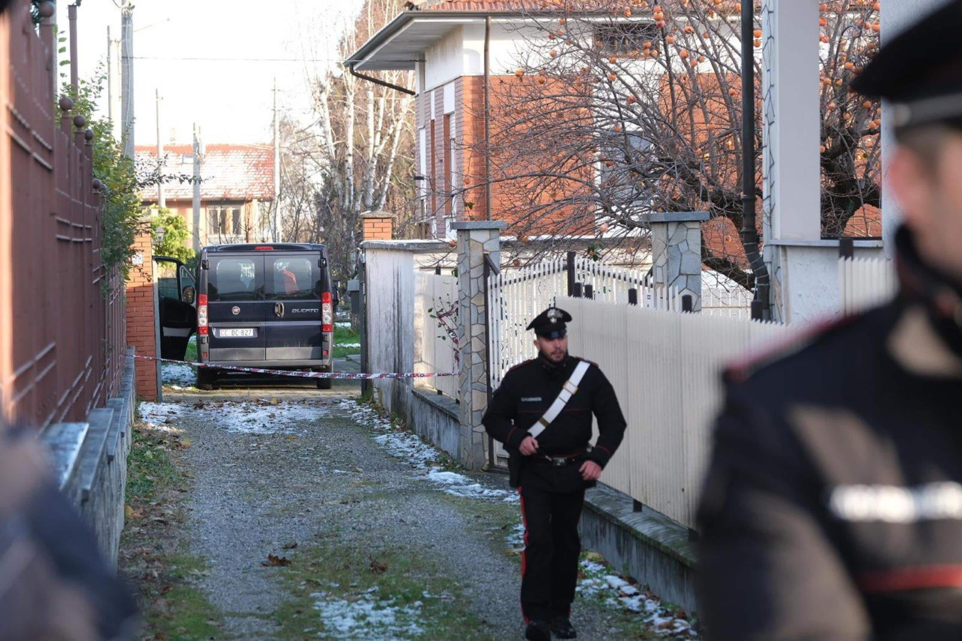 Carabinieri nei pressi dell'abitazione in cui una donna ha ucciso la figlia di dieci mesi annegandola nella vasca da bagno a Nole nel Torinese, 22 novembre 2024. ANSA