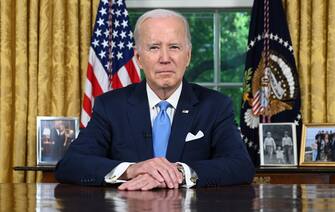 epa10669758 US President Joe Biden sit at his desk ahead of addressing the nation on averting default and the Bipartisan Budget Agreement, in the Oval Office of the White House in Washington, DC, USA, 02 June 2023. The Fiscal Responsibility Act of 2023 (FRA) (H.R. 3746), will suspend the US debt ceiling through 01 January 2025, and will avert a first-ever default by the US government.  EPA/JIM WATSON / POOL