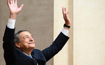 Il passaggio della campanella tra Giorgia Meloni e Mario Draghi
