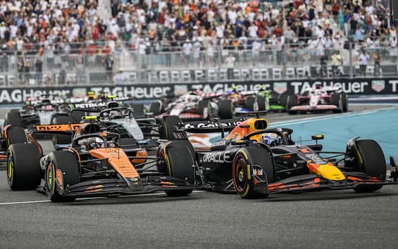 https://static.sky.it/editorialimages/d82c2ca0c036851a40cacf55cf6da74d21843305/skysport/it/motori/formula-1/video/2025/05/04/f1-gp-miami-norris-intervista/verstappen-ipa_okok.jpg?im=Resize,width=565