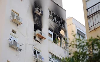 epa10904934 A damaged residential building in Tel Aviv following rocket launches from Gaza, 07 October 2023. Rocket barrages were launched from the Gaza Strip early Saturday in a surprise attack claimed by the Islamist movement Hamas.  EPA/ABIR SULTAN