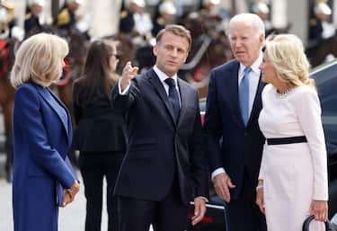 epa11397414 France's President Emmanuel Macron (2-L) and his wife Brigitte Macron (L) welcome US President Joe Biden (2-R) and his wife Jill Biden before a ceremony at the Arc of Triomphe in Paris, France, 08 June 2024. US President Joe Biden is due to meet French President Emmanuel Macron for talks at the Elysee Palace in Paris followed by a state banquet given in his honor.  EPA/LUDOVIC MARIN / POOL  MAXPPP OUT