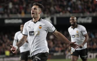 epa11092670 Valencia's striker Hugo Duro jubilates after scoring the 1-0 during the Spanish LaLiga soccer match between Valencia CF and Athletic Club at Mestalla stadium in Valencia, eastern Spain, 20 January 2024.  EPA/Manuel Bruque