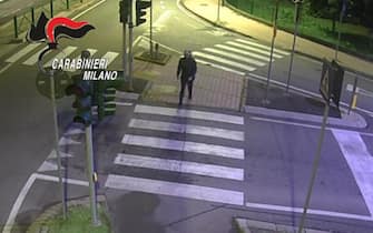 Un fermo immagine tratto da un video diffuso il 13 ottobre 2024 mostra  Daniele Rezza, il 18enne di Rozzano che ha ucciso Manuel Mastropasqua, a Rozzano.
 ANSA/CARABINIERI 
+++ ANSA PROVIDES ACCESS TO THIS HANDOUT PHOTO TO BE USED SOLELY TO ILLUSTRATE NEWS REPORTING OR COMMENTARY ON THE FACTS OR EVENTS DEPICTED IN THIS IMAGE; NO ARCHIVING; NO LICENSING +++ NPK++
