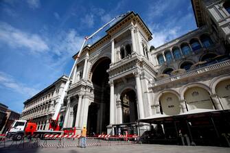 Lavori di pulizia dei graffiti sul frontone della Galleria Vittorio Emanuele II a Milano, 9 agosto 2023. ANSA/MOURAD BALTI TOUATI