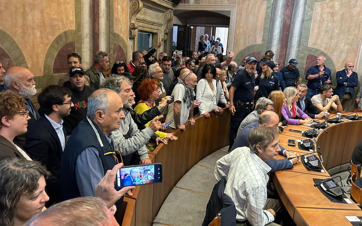 terni sindaco bandecchi contestato per le posizioni su gaza consiglieri lasciano l aula