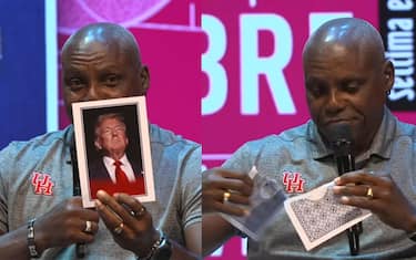 Carl Lewis strappa la foto di Donald Trump. VIDEO