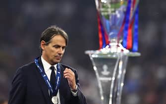 epa12148298 Inter head coach Simone Inzaghi walks past the trophy after losing the UEFA Champions League final between Paris Saint-Germain and Internazionale Milano, in Munich, Germany, 31 May 2025.  EPA/ANNA SZILAGYI