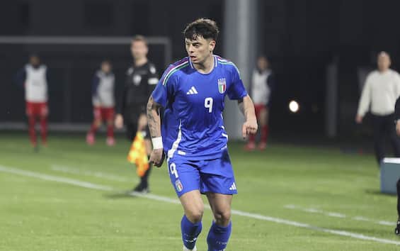 https://static.sky.it/editorialimages/d87c24209fe0eb1224d1b9a621cff1f1ffe6f1ce/skysport/it/calcio/calciomercato/video/2025/06/21/ambrosino-cagliari-napoli-calciomercato-news/ambrosino_italia_u21_ipa.jpg?im=Resize,width=565