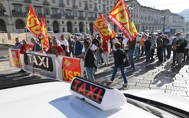 Manifestazione dei tassisti in occasione dello sciopero di 24 ore a Torino, 10 ottobre 2023 ANSA/ALESSANDRO DI MARCO