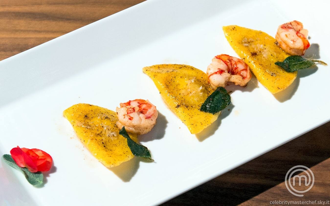 Tortelli di zucca al burro e salvia con gamberi rossi e salvia fritta